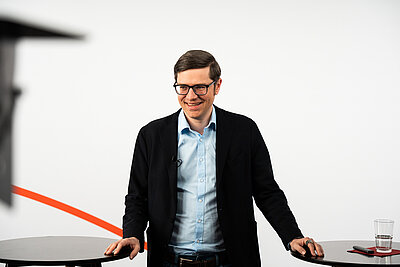 Dr. Björn Schittenhelm bei seinem Vortrag im Studio