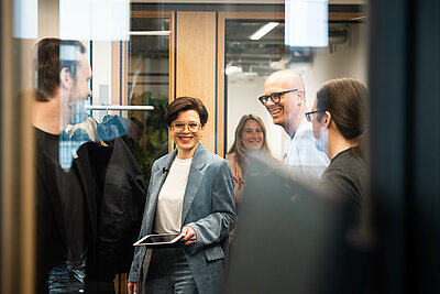 Eine Gruppe von Menschen (unter anderem Sarah und Benjamin Wessinger) im Gespräch