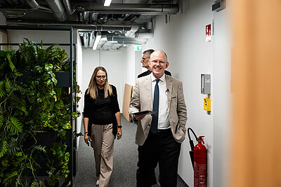 Backstage: Madlen Righi, Dr. Hubert Ortner und Prof. Dr. Reinhard Herzog auf dem Weg ins Studio