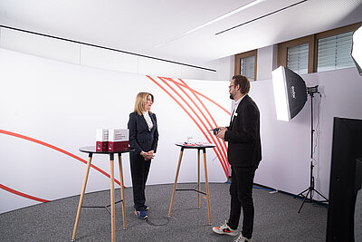 Ein Blick hinter die Kulissen: Dr. Bettina Mecking und Jan Schüle kurz vor der Aufzeichnung