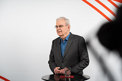 Prof. Hilko Meyer bei seinem Vortrag im Studio