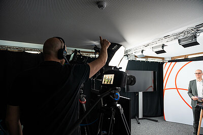 Der Kameramann Julian Meinhardt zeigt an, dass alles o.k. ist