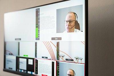 PC-Monitor mit verschiedenen Kameraansichten des Vortrags von Thiemo Steinrücken