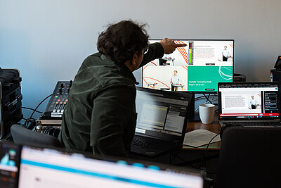 Blick über die Schulter in der Regie