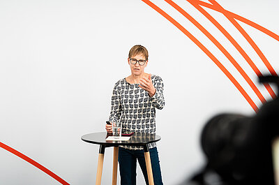 Eva Wolfangel bei ihrem Vortrag im Studio