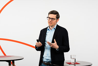 Dr. Björn Schittenhelm bei seinem Vortrag im Studio