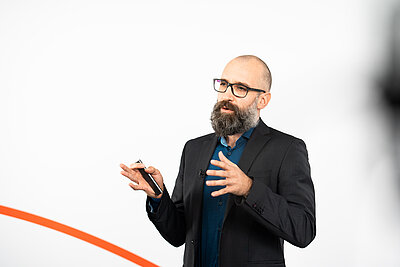 Porträtfoto Professor Dr. Dr. Dennis Effertz