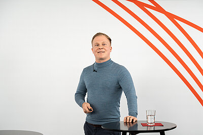 Enrico Kappus bei seinem Vortrag im Studio