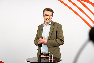 Lukas Klement bei seinem Vortrag im Studio