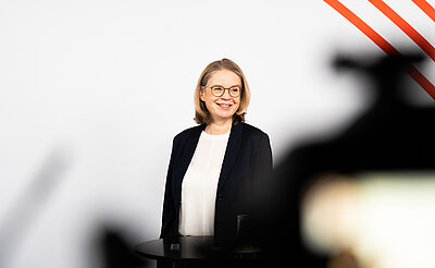 Sabine Haul bei ihrem Vortrag im Studio