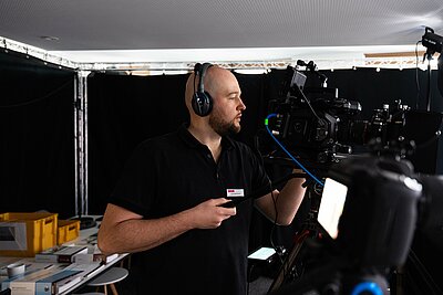 Der Kameramann Julian Meinhardt beim Fokussieren