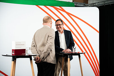 Dr. Hubert Ortner und Frank Weißenfeldt im Studio im Gespräch
