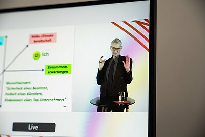 PC-Monitor in der Regie mit dem Vortrag von Prof. Dr. Reinhard Herzog