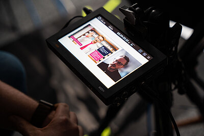 Kamera-Monitor mit Chris Günther und seinen Präsentationsfolien und einem KI-generiertem Avatar