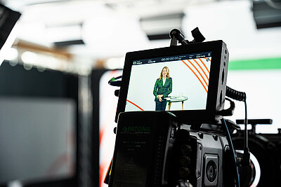 Kameramonitor mit Dr. Bettina Mecking