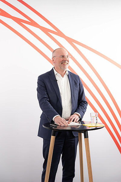 Johannes Bauernfeind bei seinem Vortrag zur Finanzierung von immer teureren Arzneimitteln aus Sicht der GKV