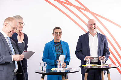 Von Links nach Rechts: Dr. Hubert Ortner, Prof. Dr. Reinhard Herzog, Melanie Dolfen und Johannes Bauernfeind im Gespräch