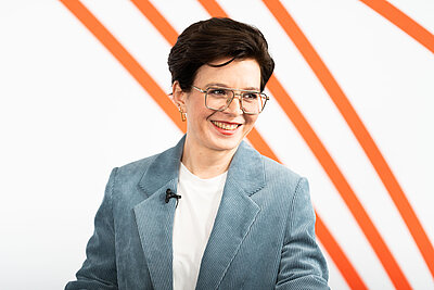 Sarah Wessinger bei ihrem Vortrag im Studio