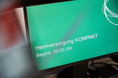 PC-Monitor mit der Abbildung Heimversorgung KOMPAKT Beginn 9:00