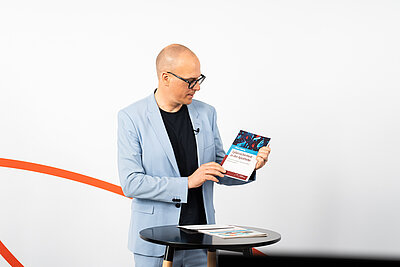 Dr. Benjamin Wessinger beim Vorstellen des Buchen "Künstliche Intelligenz in der Apotheke" im Studio
