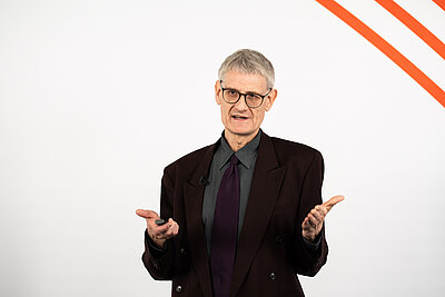 Prof. Dr. Reinhard Herzog bei seinem Vortrag im Studio