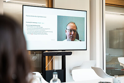 TV-Monitor auf dem der Vortrag von Thiemo Steinrücken zu sehen ist