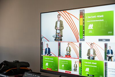 PC-Monitor mit verschiedenen Kameraperspektiven des Vortrags von Jan-David Hoppe und Lukas Klement