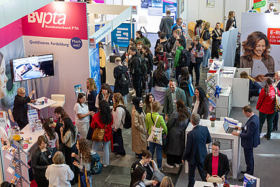 Menschenmasse auf der Messer Interpharm